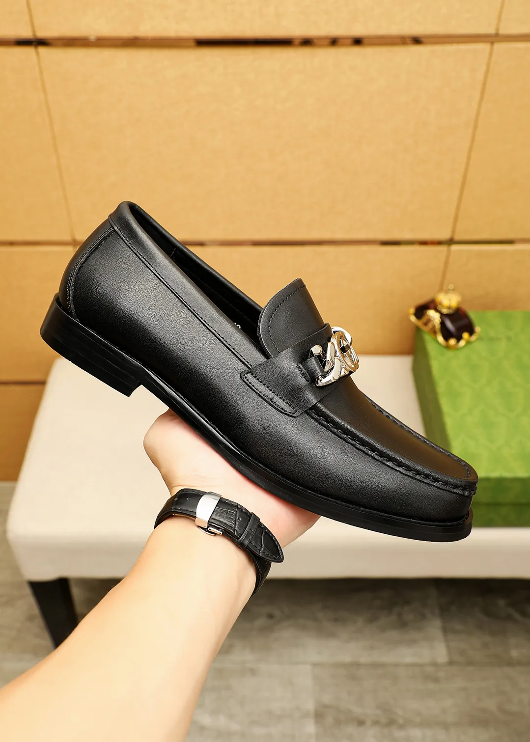 Men's shoes 💰480 💐 Product trademark: GUCCI "Gucci" casual leather shoes Regular size: 38-44 (45.46🉑️customized) Product materials: Selected imported first-layer calfskin embossed upper + luxury hardware buckle, imported water-dyed cowhide leather lining. Strong three-dimensional visual effect, original outsole color: 2 colors available